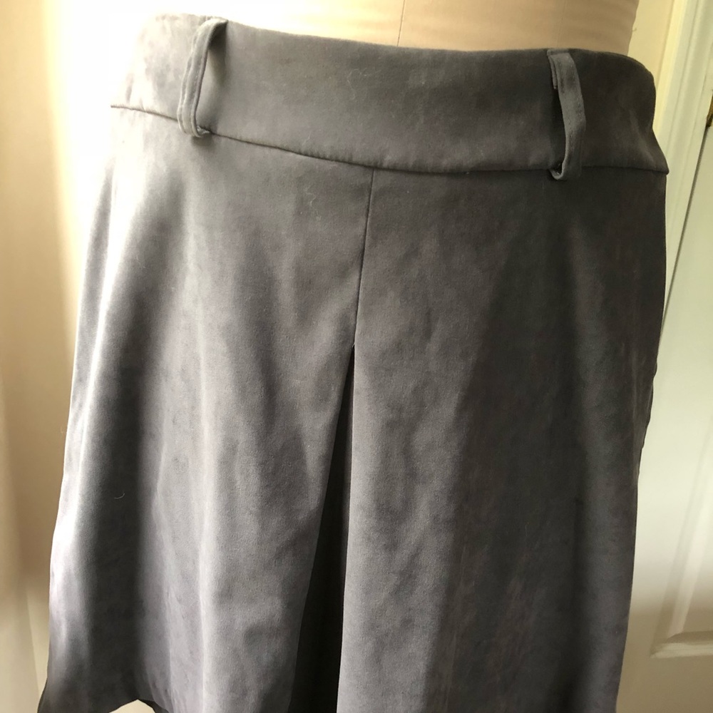 Vegan suede short skirt, single box pleat, grey